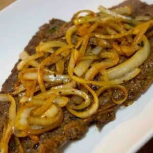 BISTEC ENCEBOLLADO